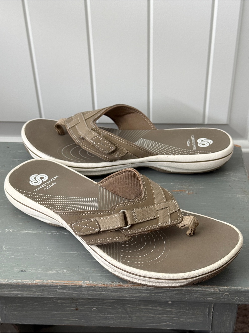 Women's Clarks Cloudsteppers Taupe Thong Sandals Size 7